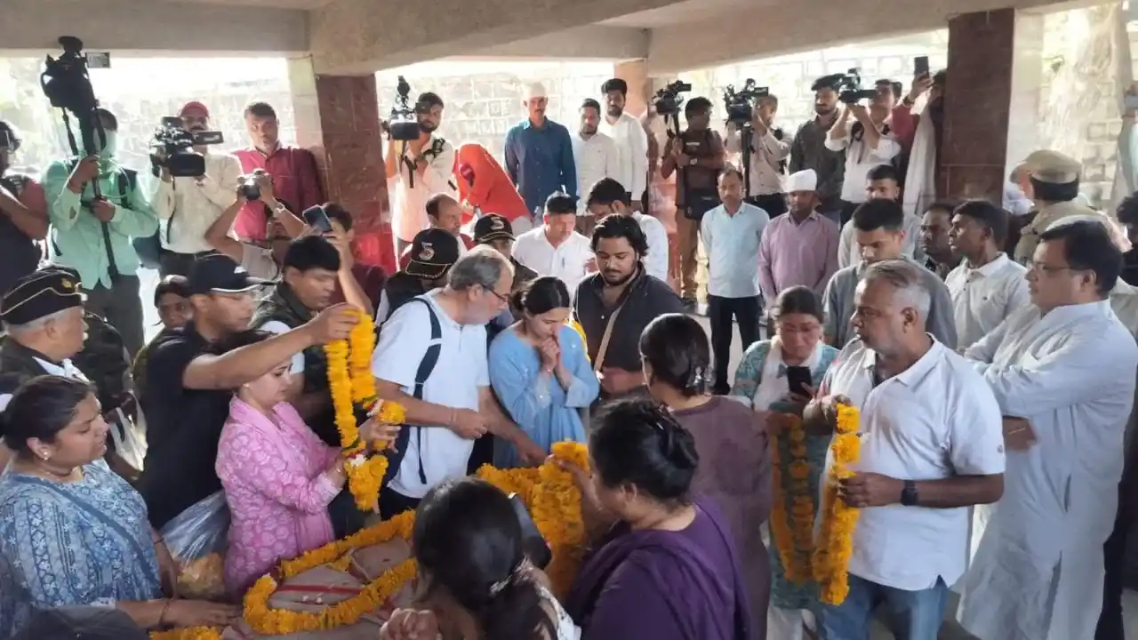 લગ્નના લાલ જોડામાં ટ્વિશાની અંતિમ વિદાય, ભોપાલમાં અંતિમ યાત્રામાં ઉમટ્યું જનસમુદાય